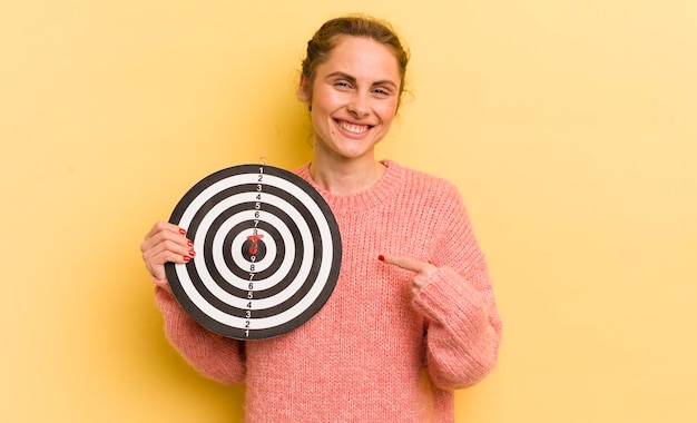 Souriant gaiement se sentant heureux et pointant vers le côté