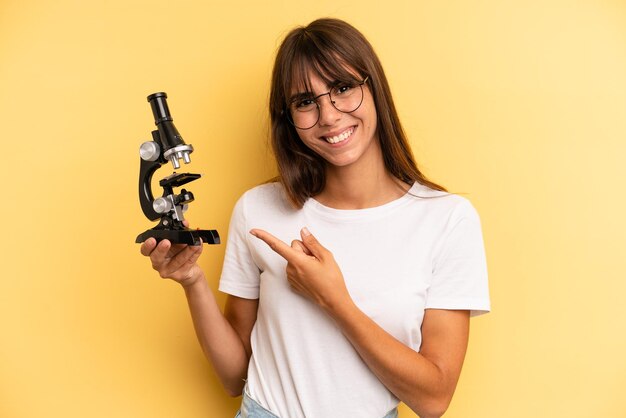 Souriant gaiement se sentant heureux et pointant vers le côté