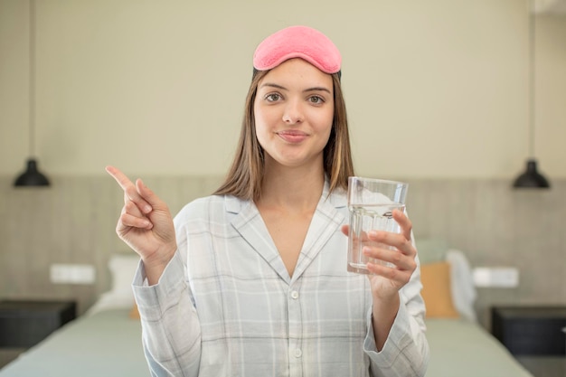 Souriant gaiement se sentant heureux et pointant vers le côté