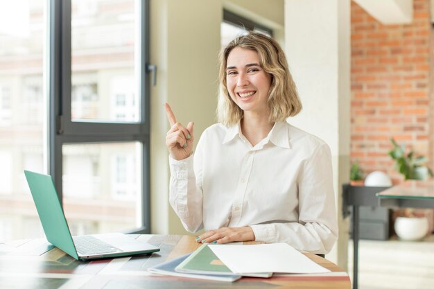 Souriant gaiement se sentant heureux et pointant vers le côté