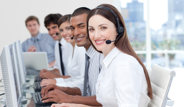 Souriant des gens d&#39;affaires avec un casque sur