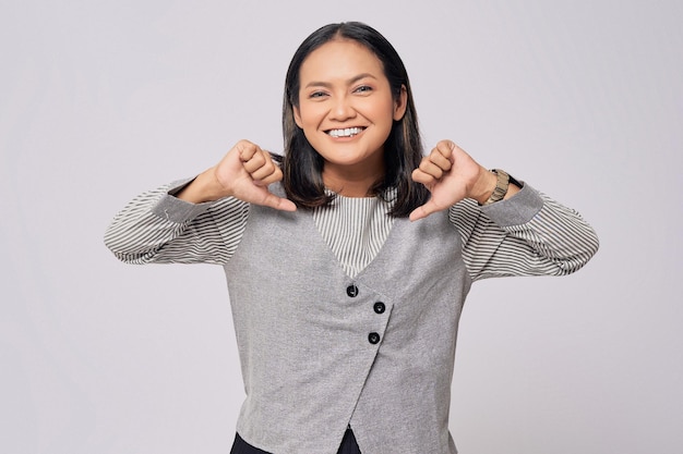 Souriant heureuse belle jeune femme asiatique en vêtements décontractés pointant vers lui-même me choisir oui d'accord isolé sur fond blanc les gens style de vie concept d'émotion