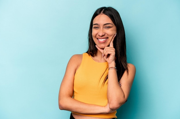 Souriant heureux et confiant touchant le menton avec la main