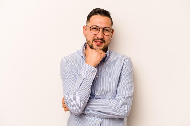 Souriant heureux et confiant touchant le menton avec la main