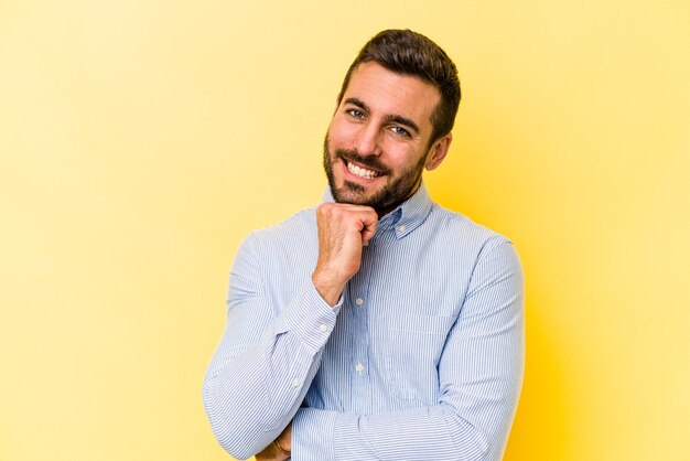 Souriant heureux et confiant touchant le menton avec la main