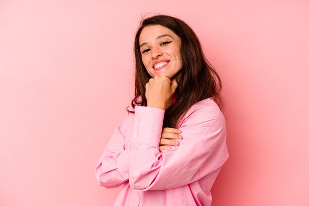 Souriant heureux et confiant touchant le menton avec la main