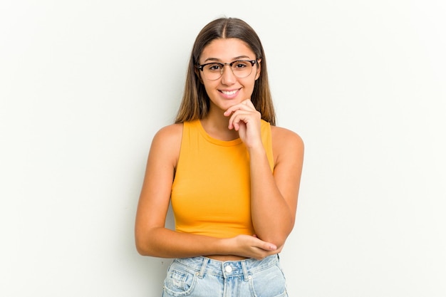 Souriant heureux et confiant touchant le menton avec la main