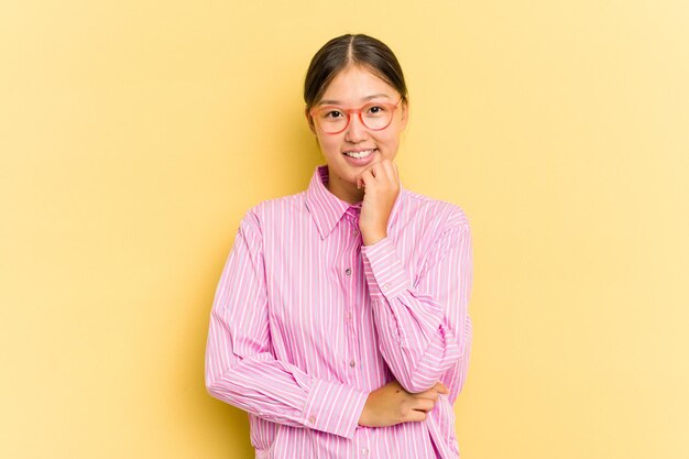 Souriant heureux et confiant touchant le menton avec la main