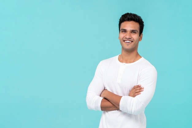 Souriant heureux homme indien avec les bras croisés