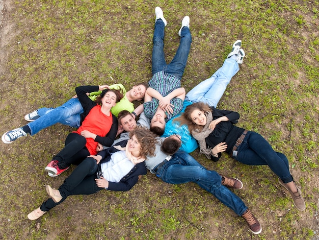 Souriant highschol étudiants couchés