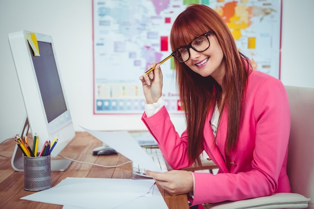 Souriant hipster femme d&#39;affaires à son bureau