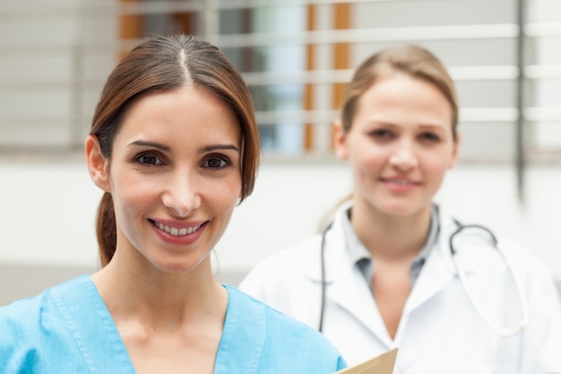 Souriant infirmière et médecin debout