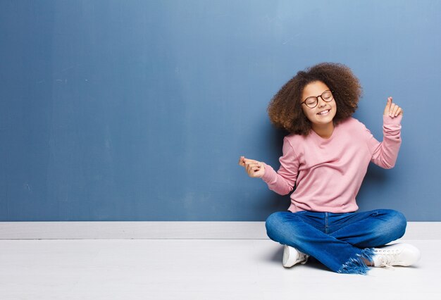 souriant, insouciant, détendu et heureux, dansant et écoutant de la musique, s'amusant lors d'une fête