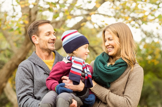 Souriant jeune couple avec petit garçon posant