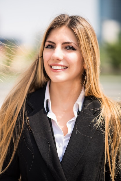 Souriant jeune femme d'affaires