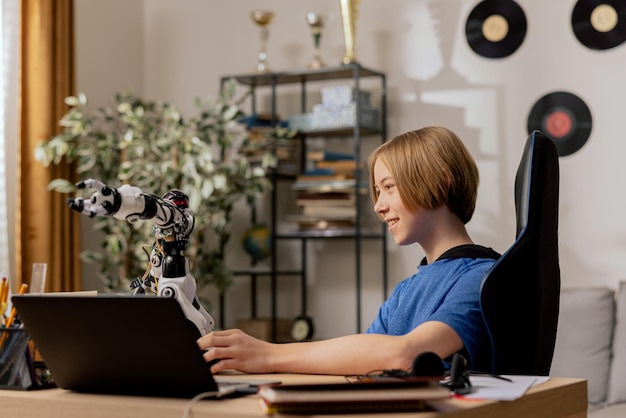 Souriant jeune garçon joue avec un jouet dans la chambre le matin alors qu'il était assis au bureau