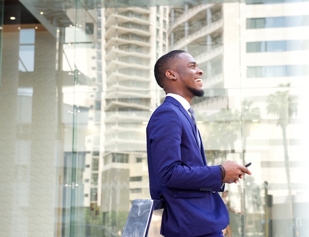 Souriant jeune homme d&#39;affaires dans la ville