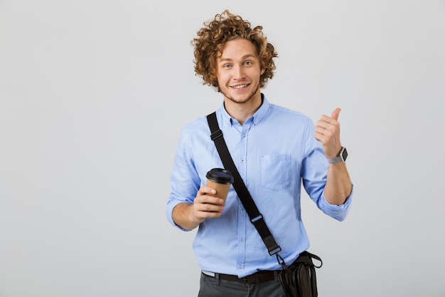 Souriant jeune homme d'affaires debout