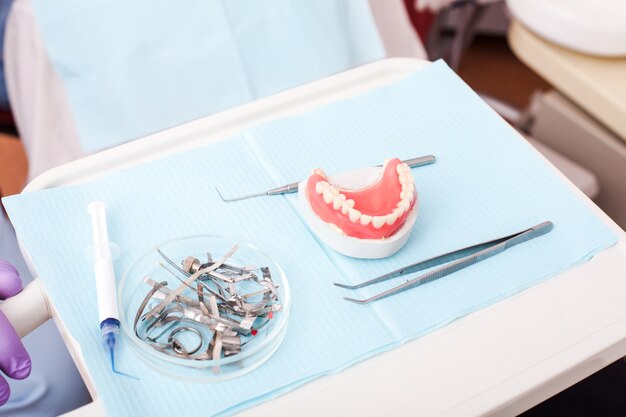 Souriant jeune homme en attente d'un examen dentaire chez un dentiste