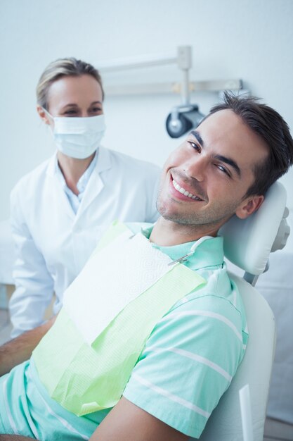 Souriant jeune homme en attente d&#39;un examen dentaire