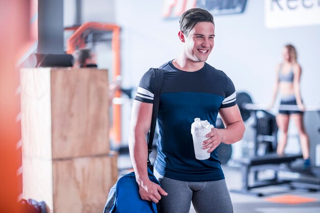 Souriant jeune homme dans une salle de sport