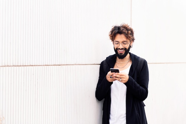 Souriant jeune homme parlant au téléphone mobile