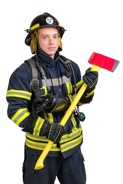 Souriant jeune homme en uniforme de pompier