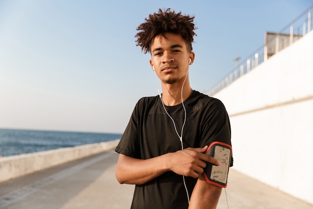 Souriant jeune homme vêtu de vêtements de sport