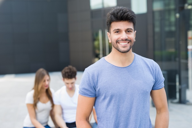 Souriant jeune homme