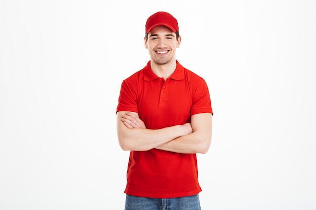 Souriant jeune livreur en bonnet rouge