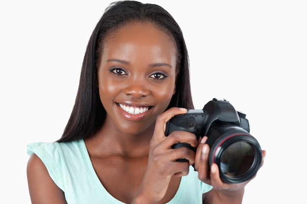 Souriant jeune photographe