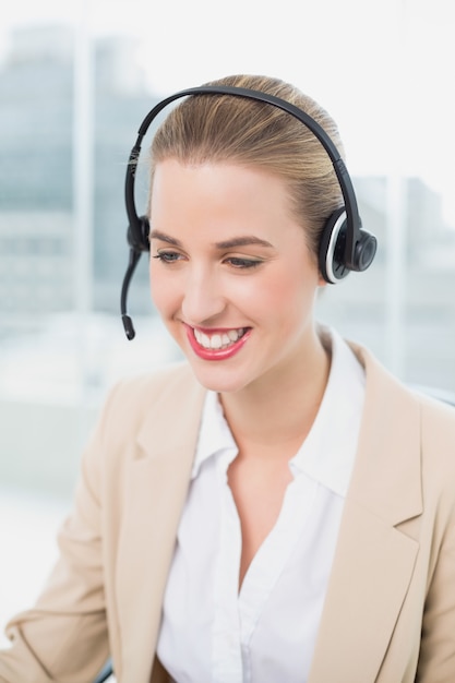 Souriant joli agent traitant avec le client