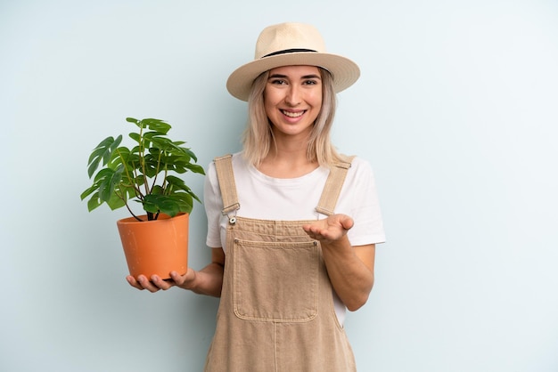 Souriant joyeusement avec amical et offrant et montrant un concept