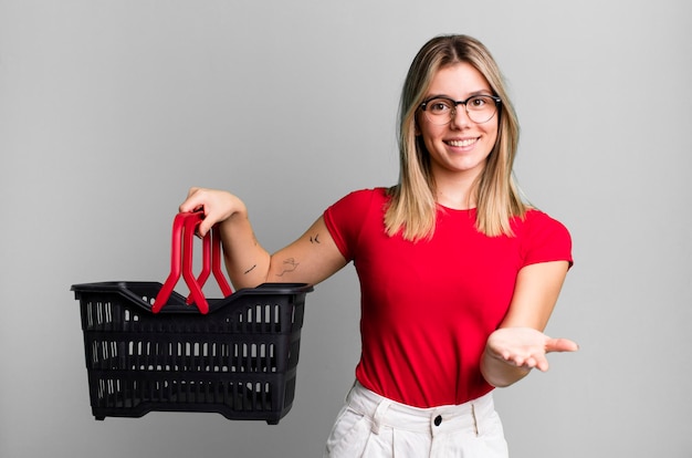 Souriant joyeusement avec amical et offrant et montrant un concept