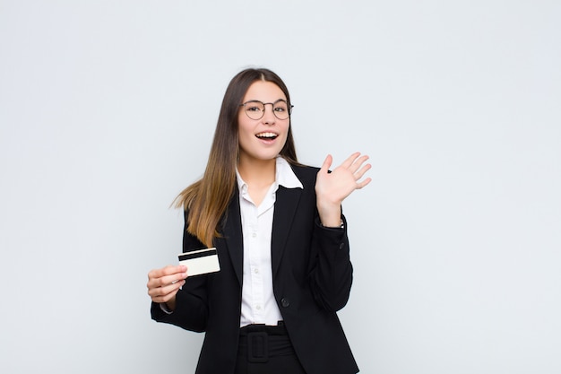 souriant joyeusement et joyeusement, agitant la main, vous accueillant et vous saluant, ou vous disant au revoir