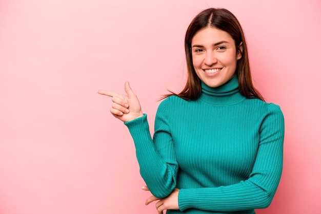 Souriant joyeusement pointant avec l'index vers l'extérieur