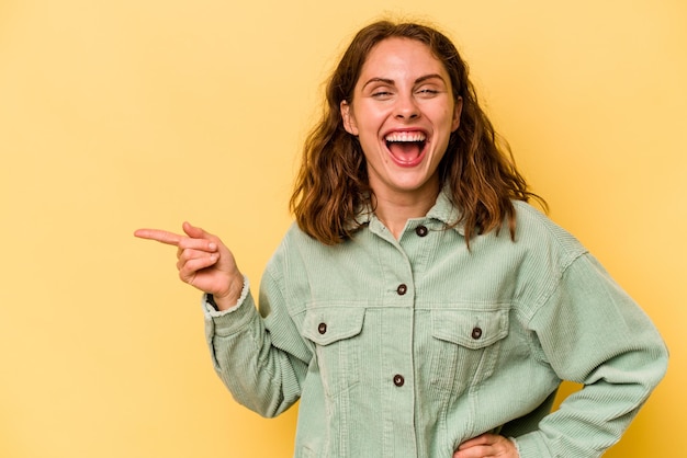 Souriant joyeusement pointant avec l'index vers l'extérieur