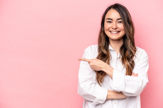 Souriant joyeusement pointant avec l'index vers l'extérieur