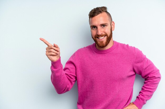 Souriant joyeusement pointant avec l'index vers l'extérieur