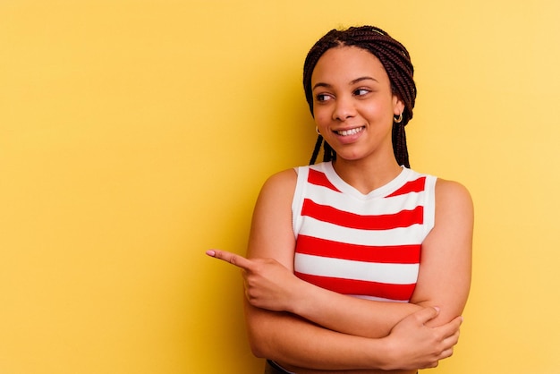 Souriant joyeusement pointant avec l'index vers l'extérieur