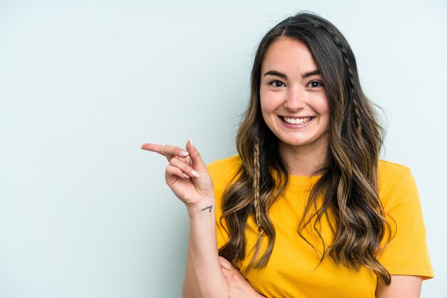 Souriant joyeusement pointant avec l'index vers l'extérieur