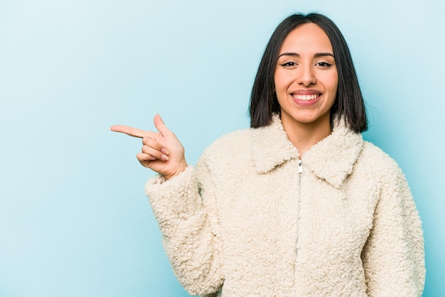 Souriant joyeusement pointant avec l'index vers l'extérieur