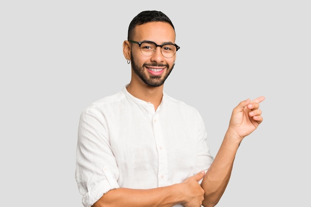 Souriant joyeusement pointant avec l'index vers l'extérieur