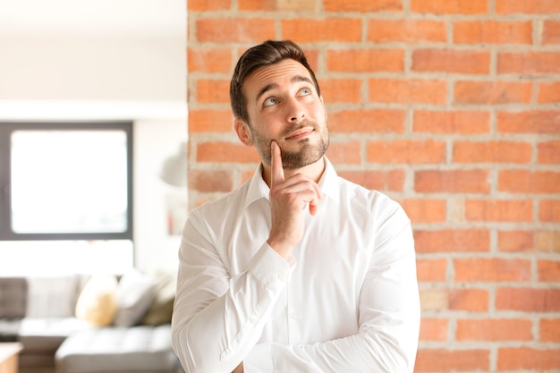 souriant joyeusement et rêvant ou doutant, regardant sur le côté