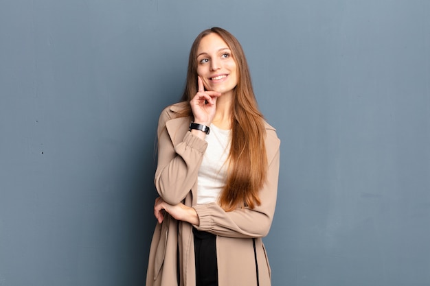 souriant joyeusement et rêvassant ou doutant, regardant de côté