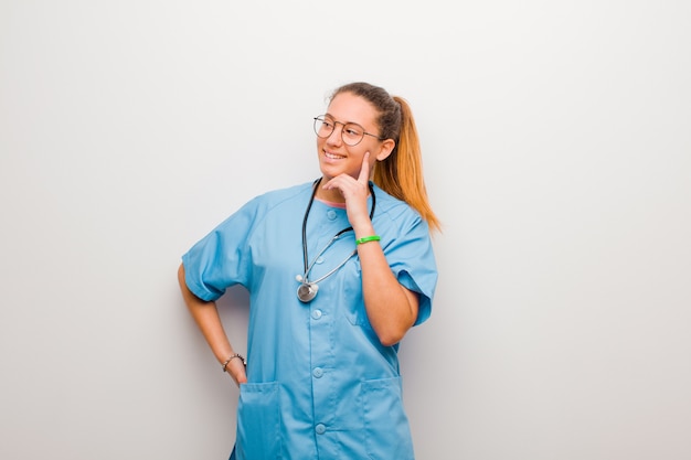 souriant joyeusement et rêvassant ou doutant, regardant de côté