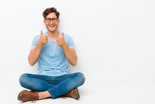 souriant largement, heureux, positif, confiant et réussi