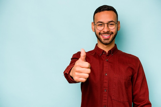 souriant et levant le pouce