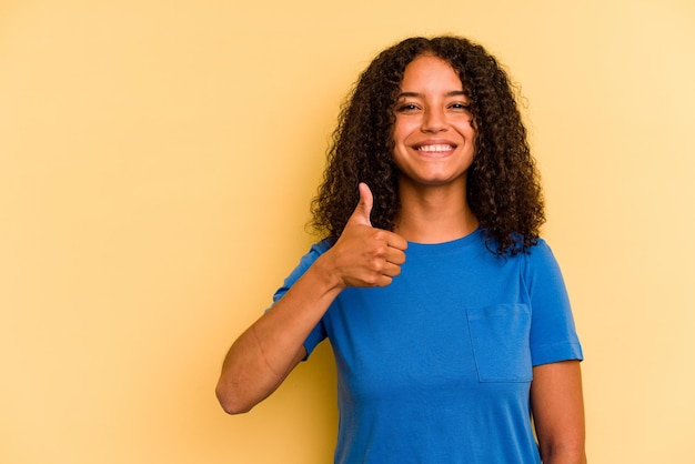 souriant et levant le pouce