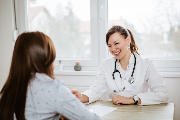 Souriant médecin examine le client dans le bureau.